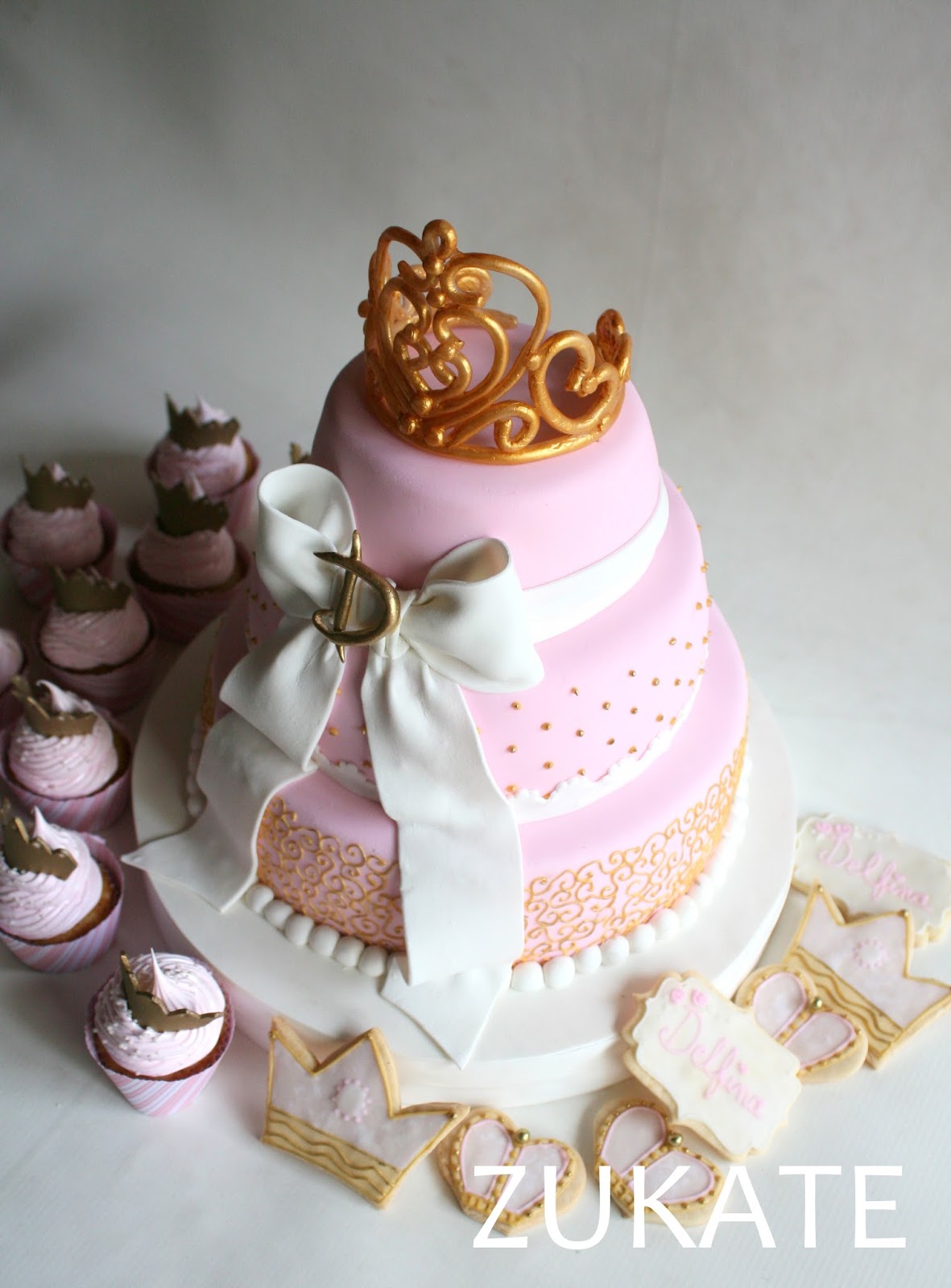 TORTA , CUPCAKES Y GALLETITAS DE PRINCESA PARA DELFINA | ZUKATE