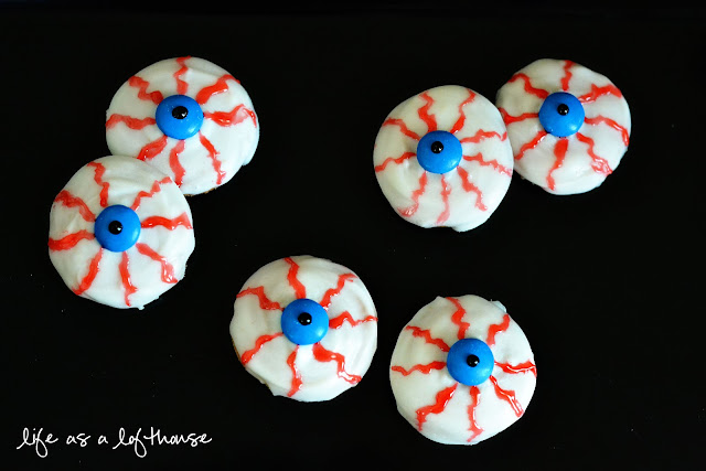 Zombie Eyeball Cookies are an easy Halloween treat that only require 4 ingredients. Life-in-the-Lofthouse.com