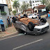Carro capota depois de batida em cruzamento no Centro de Londrina