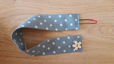 DIY self-adjusting fabric bookmarks DIY self-adjusting fabric bookmarks