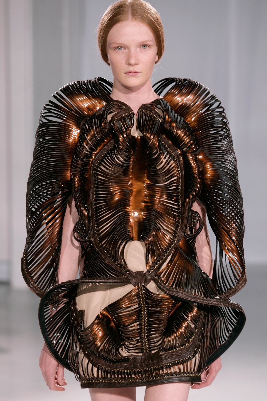 Айрис херпен. Айрис херпен. Iris van herpen дизайнер. Платья от iris van herpen. Айрис херпен.