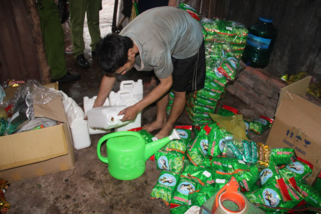 Bat qua tang doanh nghiep phun hoa chat tao mui len hang tan tra - Anh 5