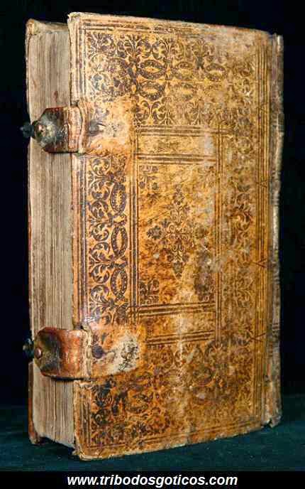 o livro Malleus Maleficarum foi um dos responsaveis por muitas mortes de muitas mulheres livro,Malleus Maleficarum,foto