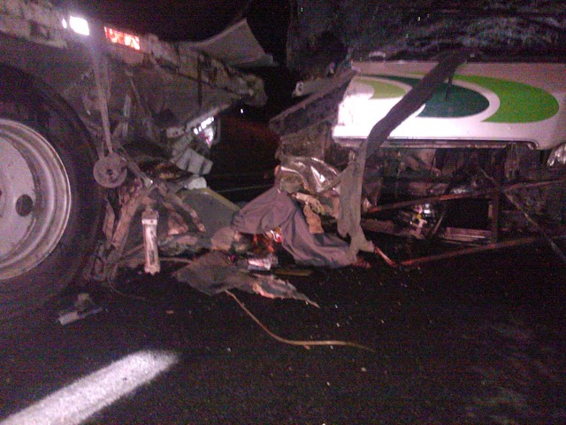Camionazo en la autopista deja 2 muertos y 22 heridos