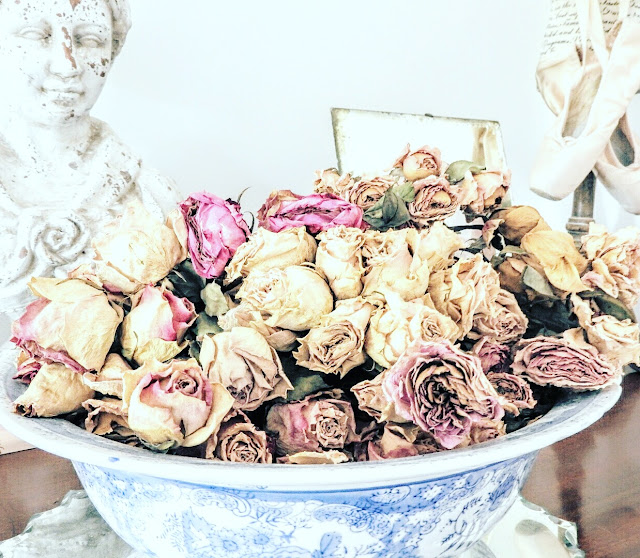 http://megsmyth1.blogspot.com.au/2016/04/decorating-with-roses.html