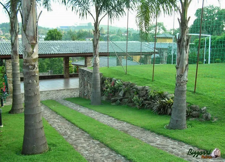 Nesse sítio em Mairiporã-SP executamos os muros de pedras de dois jeitos diferentes. O muro de pedra faceado e o muro de pedra sem cimento com nichos para a execução do paisagismo. Executamos a garagem para os carros com caminho de pedra e o campo de futebol.