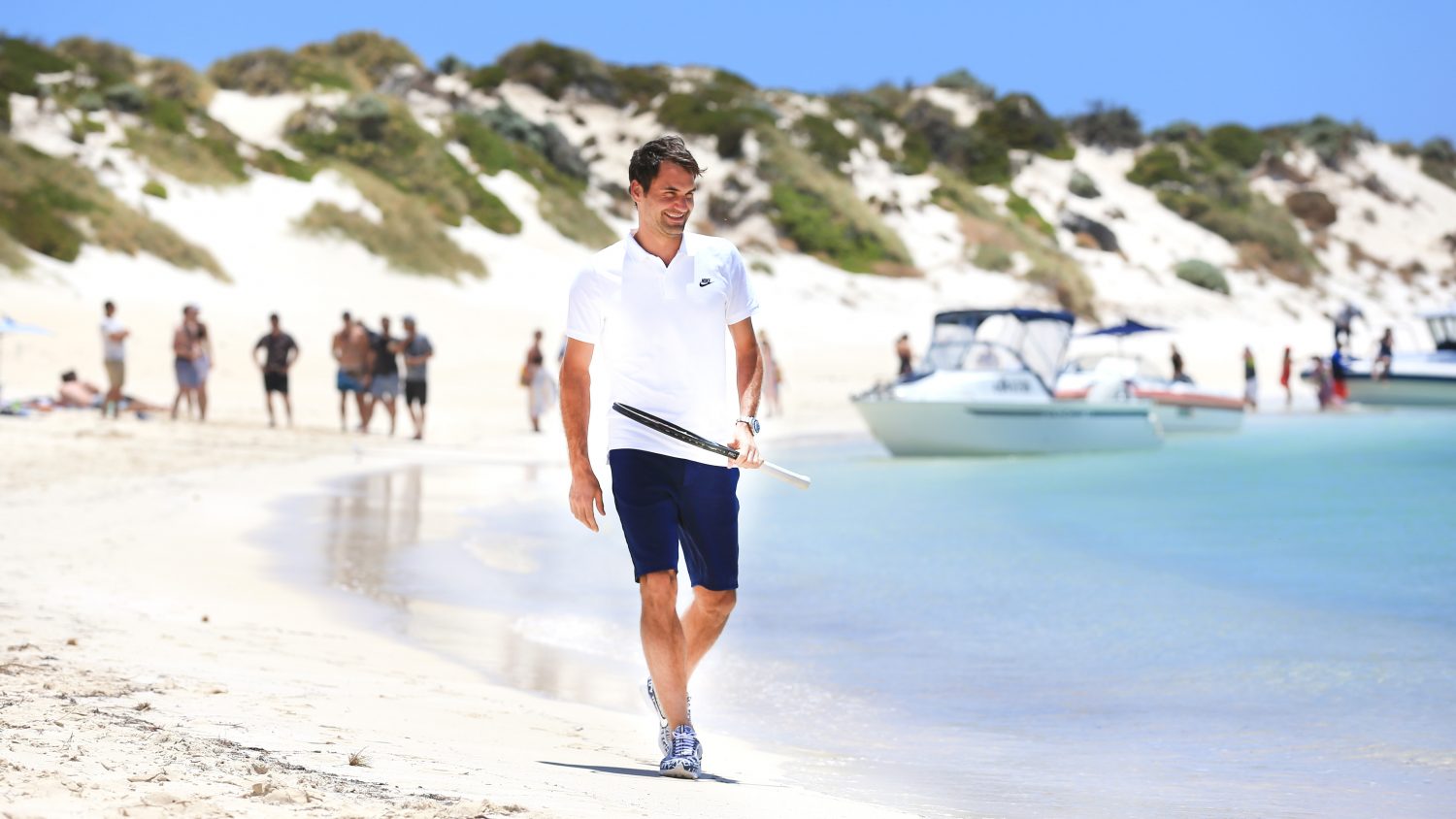 Roger Federer Yacht : RANDOM THOUGHTS OF A LURKER: Roger Federer hits the b...