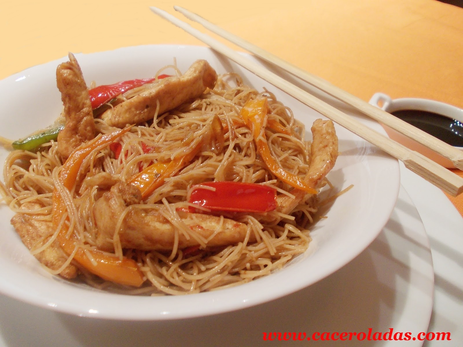 fideos de arroz chino con pollo y verduras