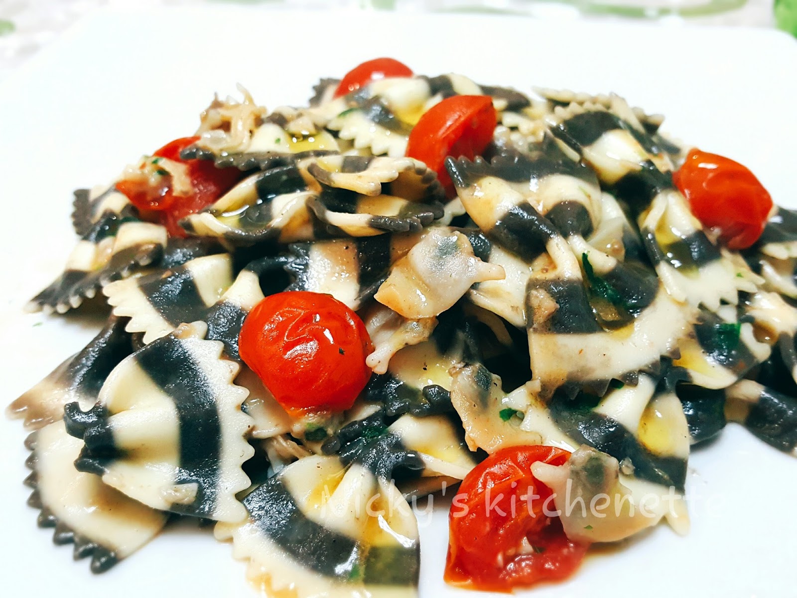 Pasta al nero di seppia con vongole พาสต้าหมึกดำกับหอย
