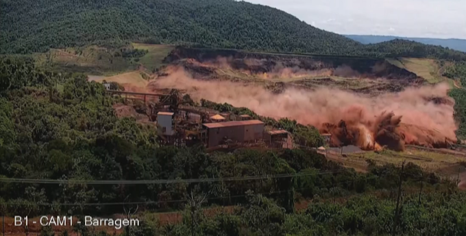 O exato momento que barragem se rompe em Brumadinho