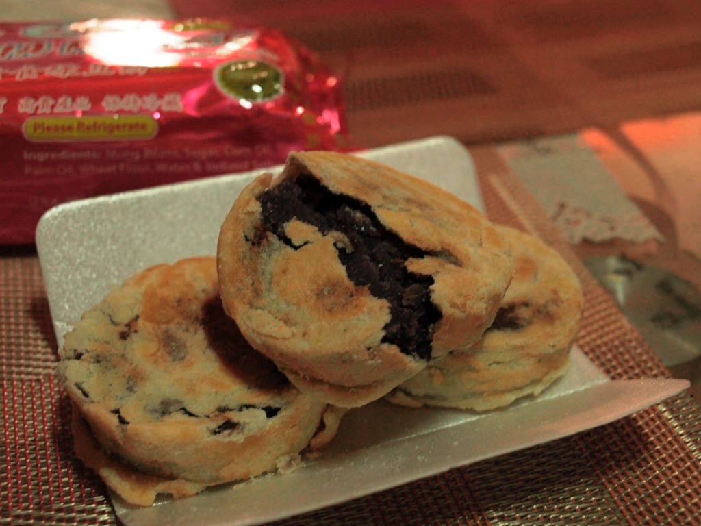 Food Eng Bee Tin Hopia in Mongo and Ube Flavor Sheng Reviews