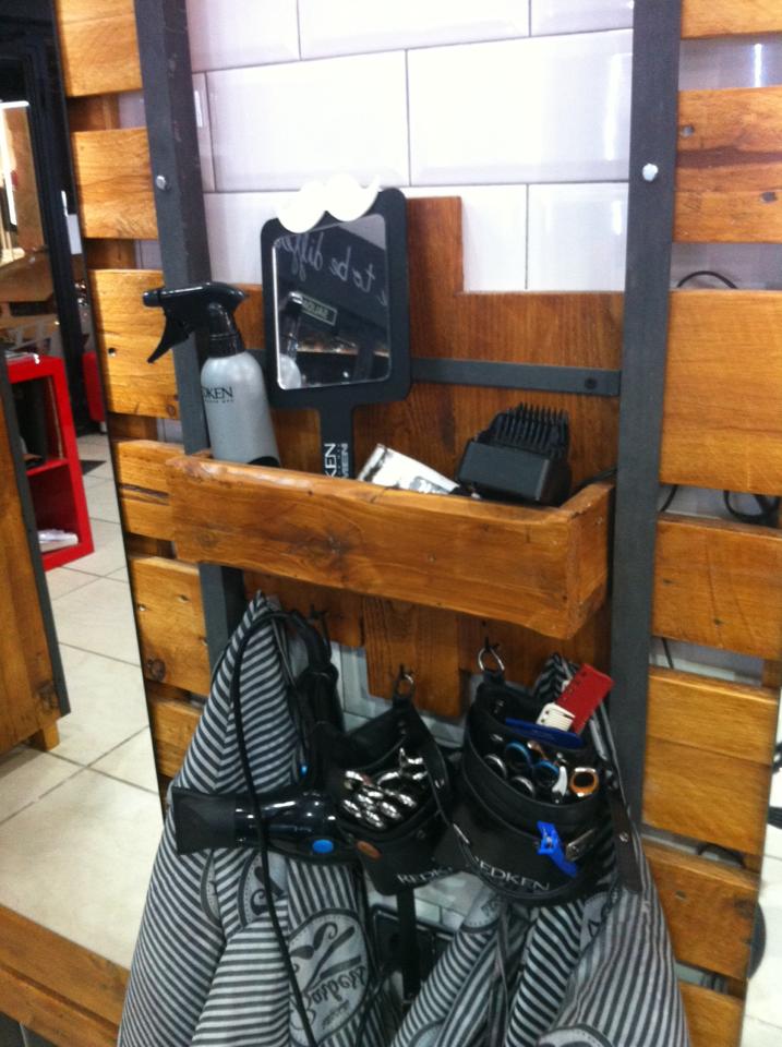 Aquilino Artesania TRABAJO EN LA PELUQUERÍA BLADES HAIR STUDIO