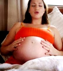 Embarazo Foto de mujer embarazada relajándose para sobrellevar las contracciones