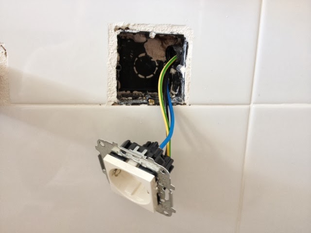 Cómo cambiar la caja interna de un enchufe vero4casa