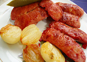 Linguiça de forno com cebola e pimentão