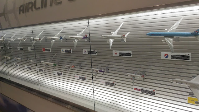 Une galerie avec tout les avions qui atterrissent à l'aéroport