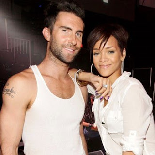 Adam Levine con Rihanna Foto de Adam Levine feliz junto a Rihanna
