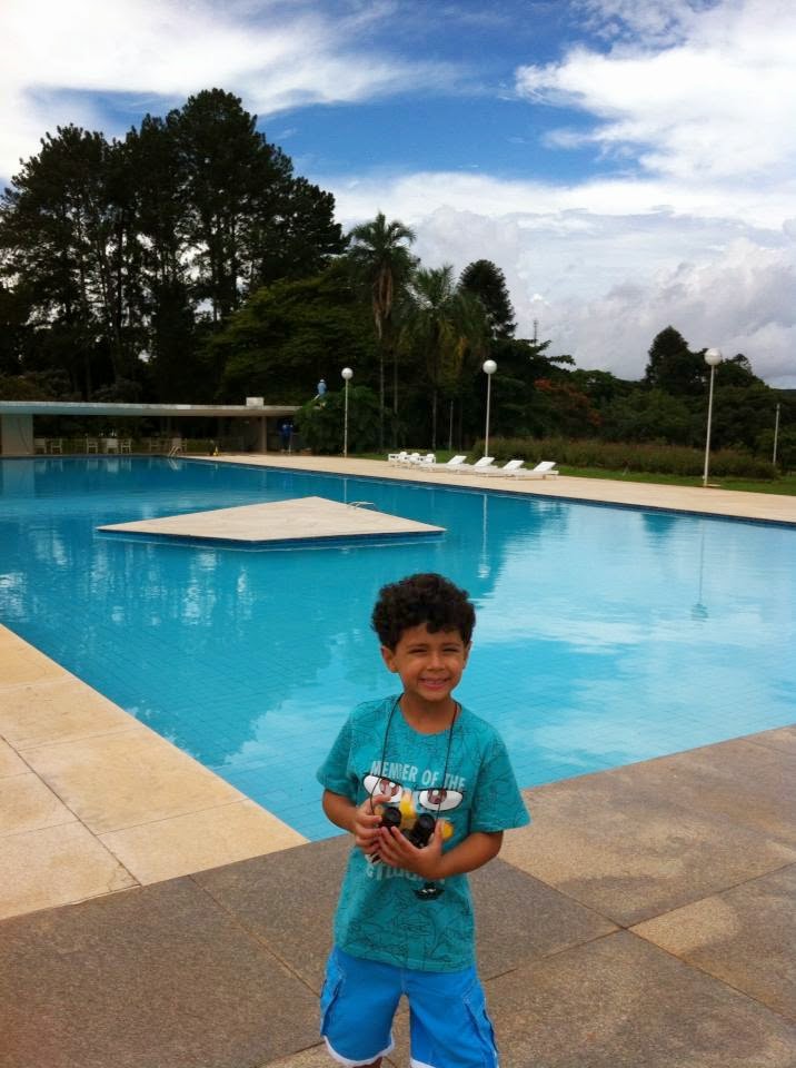 Criança em frente à piscina do Palácio da Alvorada, Brasília