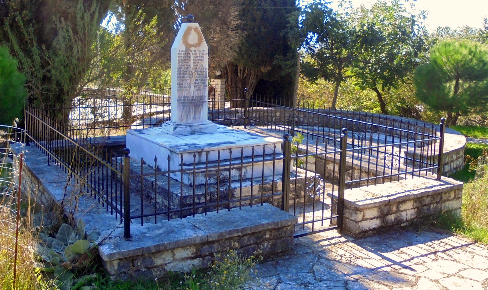 το μνημείο πεσόντων στο Μεσοβούνι Ζαγορίου