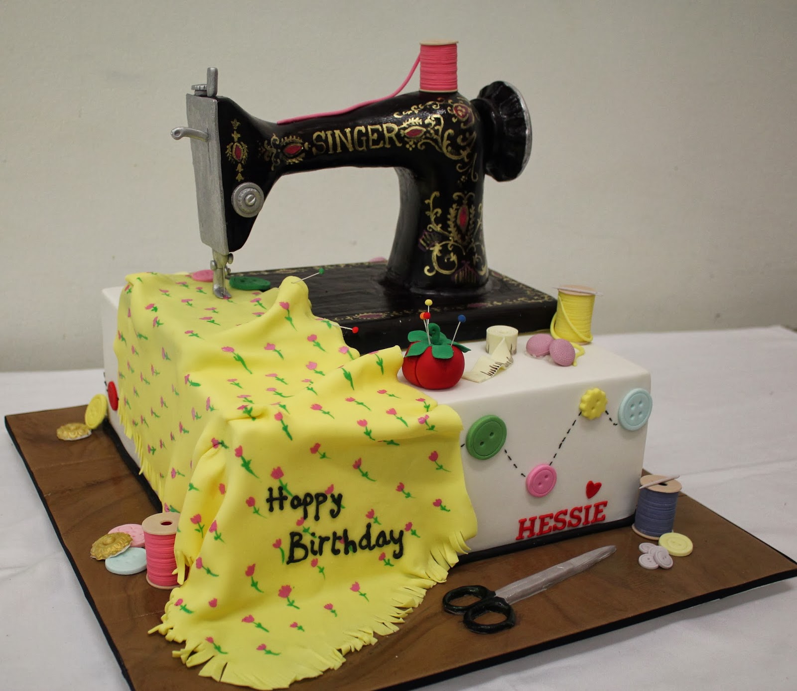 handi's cakes SINGER (sewing machine) cake