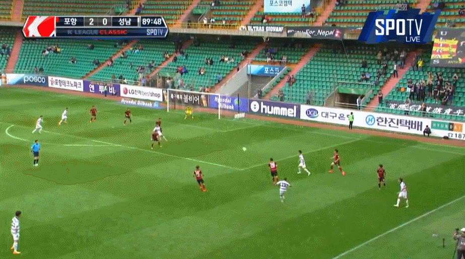 2:0으로 이겨가던 홈팀.. 시간은 흘러.. 88분이 되는데...gif | 인스티즈