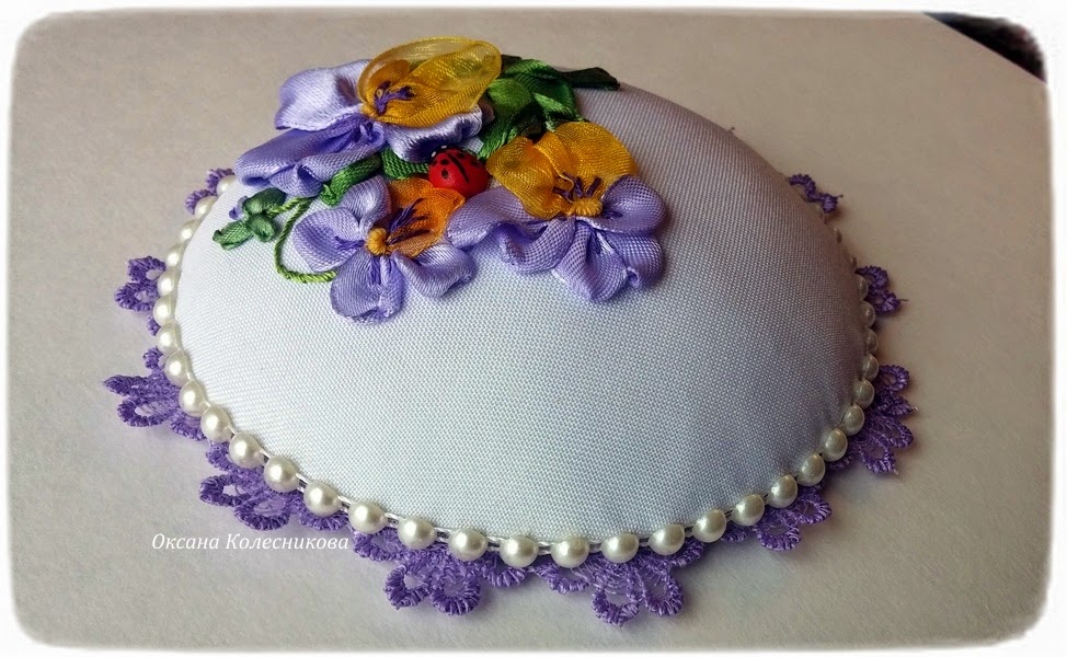 вязаный тортик. шкатулки вышитые лентами. вязаный кусочек торта. игольницы с вышивкой лентами легко вид сверху. мастер класс рукоделие от оксаны.