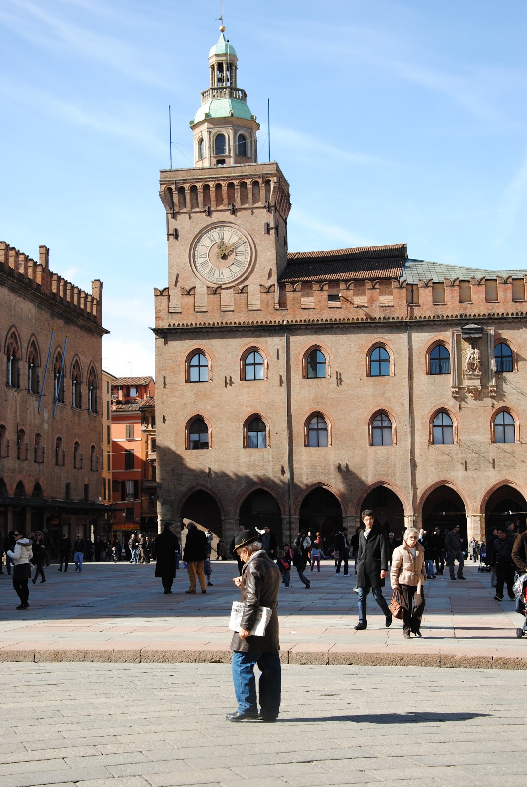 MIRELLE Bologna (Italian pronunciation [boˈloɲɲa] )