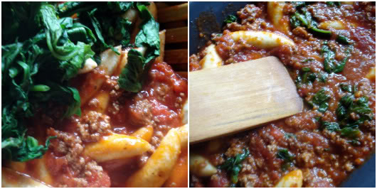 mix Schupfnudeln and spinach with Bolognese sauce