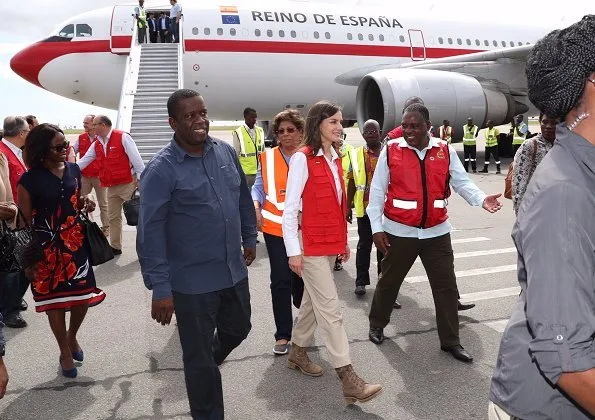 Queen Letizia arrived in Beira, the city that was affected by the cyclone the most, and she visited Dondo Health Centre