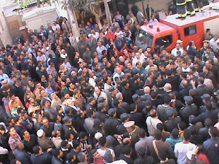 احتشاد الأهالي أمام مسجد الأنصار للمشاركة في تشييع جثامين حادث كمين الصفا الإرهابي بالعريش