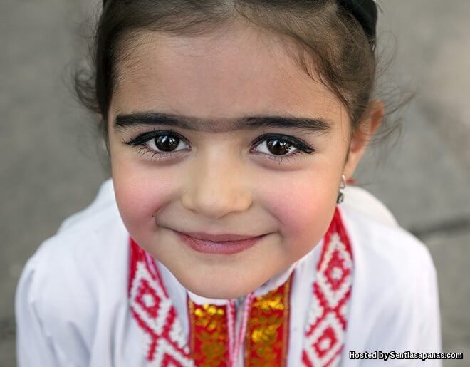 Keunikan Bulu Kening Bersambung Wanita Tajikistan