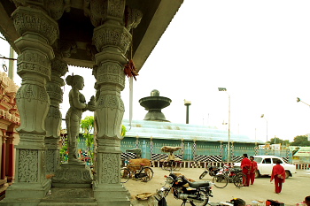 Big Shiva Lingam and Temple Near Godvari (Rajahmundry)