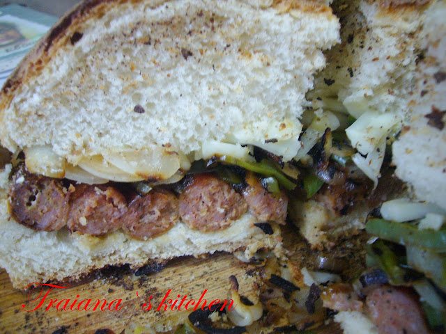 Гигантски хамбургер с наденица