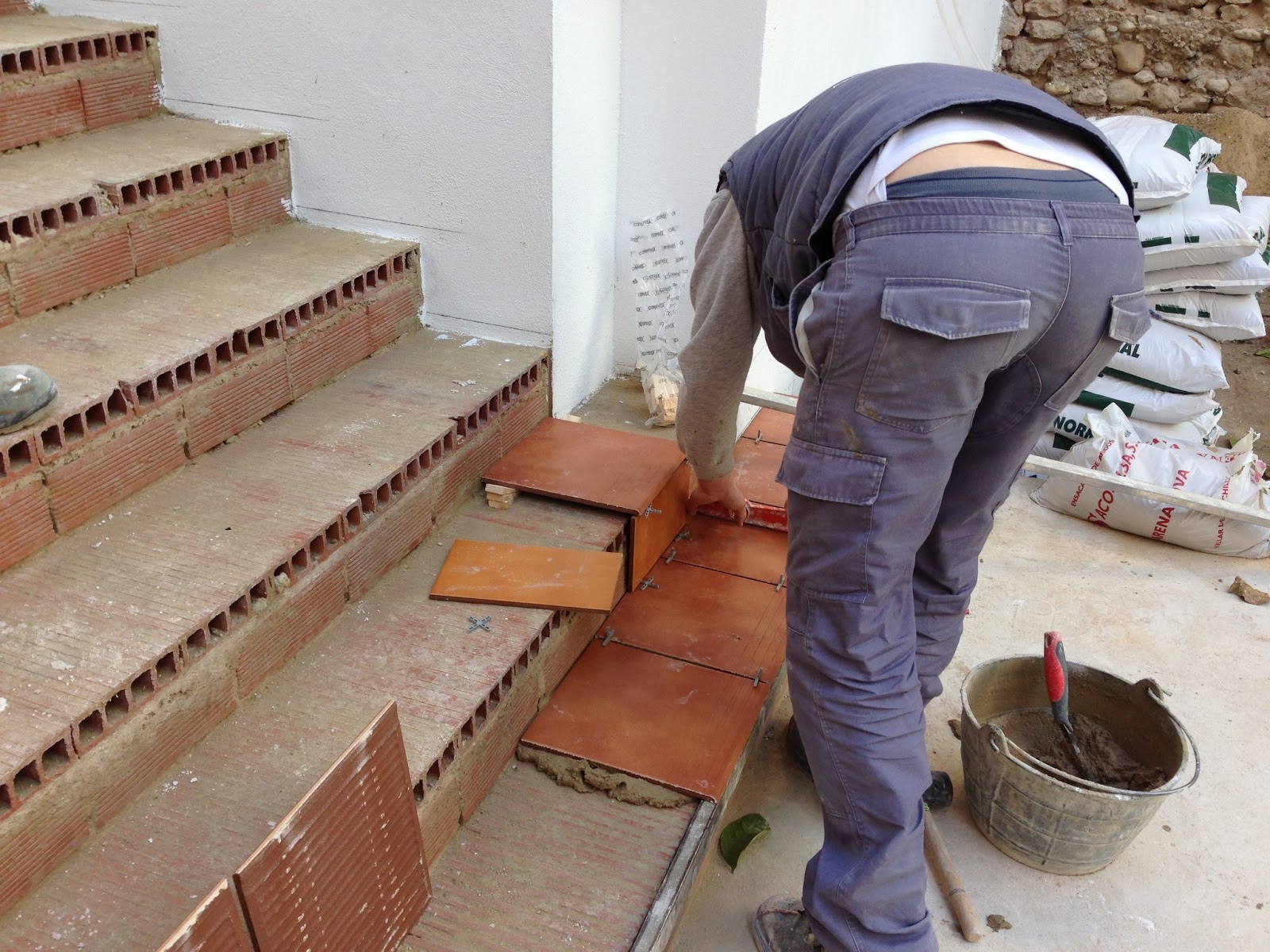 EMPEZANDO A REVESTIR LA ESCALERA ~ Escuela Taller La Lloca IV Canals