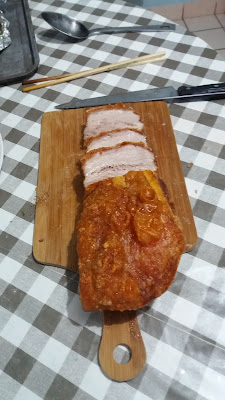 Poitrine de porc laquée; Débiter en tranches puis en morceaux le "thịt heo quay"