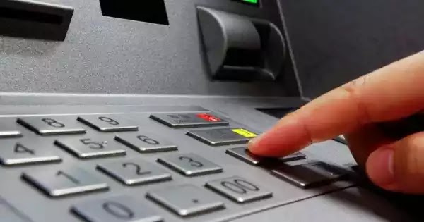 Τράπεζες: «Δεν υπάρχει οποιοσδήποτε περιορισμός στις αναλήψεις μετρητών» Τράπεζες: «Δεν υπάρχει οποιοσδήποτε περιορισμός στις αναλήψεις μετρητών»