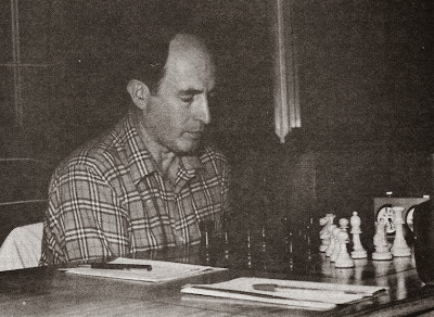 Josep Paredes Prats jugando al ajedrez en 1983