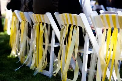 cadeiras decoradas para a festa de casamento
