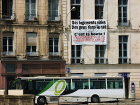 les indignes de bayonne de l'acampada baiona deploient une banderolle