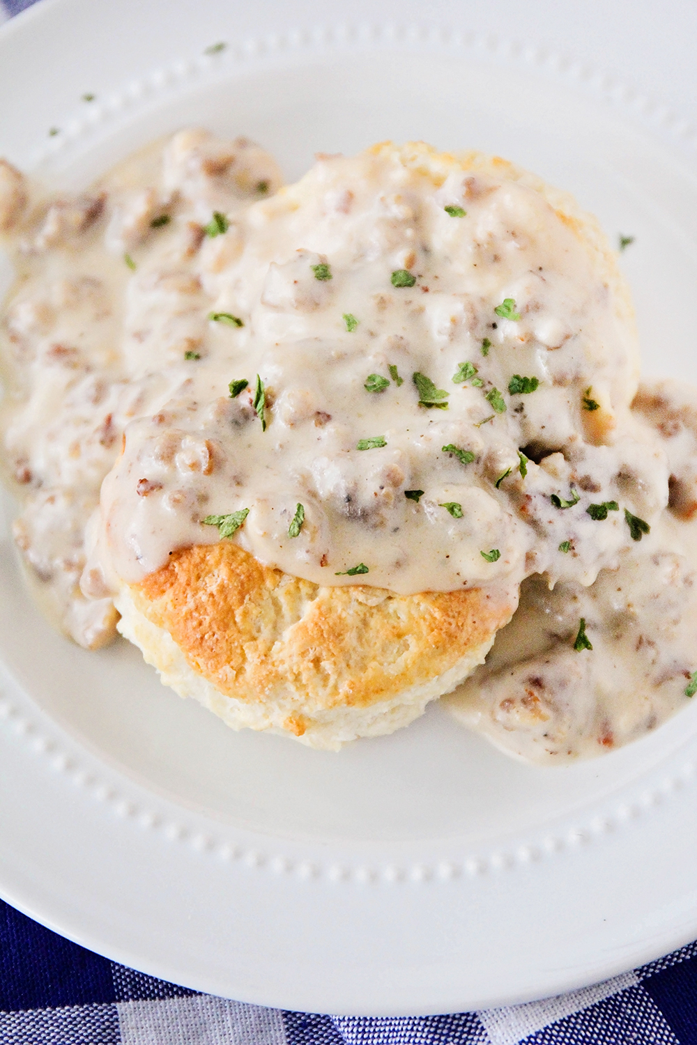 This delicious biscuits and gravy recipe is so easy to make, and so filling. It's a hearty breakfast that the whole family will love!