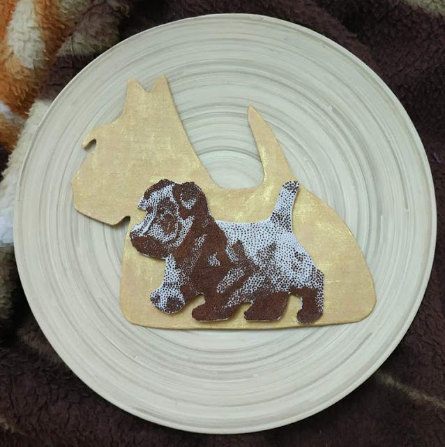 В качестве фона - картонка в форме большой собаки, обтянутая тканью и покрашенная золотой краской и деревянная тарелка из ИКЕИ. 