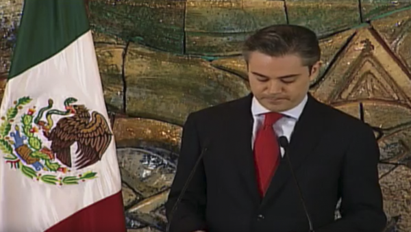 No hay dinero para reconstruir escuelas pero sí para mudar las oficinas de Aurelio Nuño. No hay dinero para reconstruir escuelas pero sí para mudar las oficinas de Aurelio Nuño.