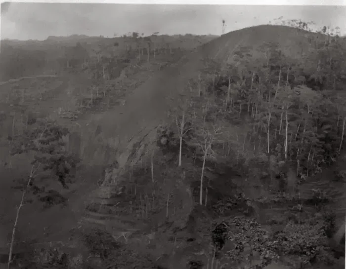 Sebuah bukit di Wonosobo yang runtuh karena pergeseran tanah akibat gempa bumi Tahun 1925 (foto : Tropen Museum Holand)