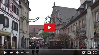 La Valkyrie erre près du marché de Noël à Ettlingen.