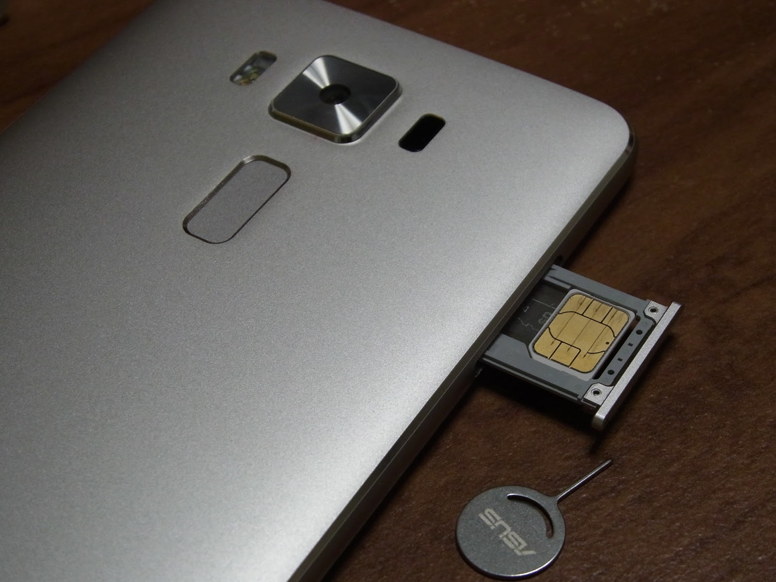 Mineo ａプランのnano Sim を Zenfone3 Deluxe に挿してみた