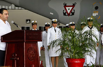 Presiden el Gobernador y el Comandante de la XI Zona Naval la ceremonia de imposición de condecoraciones y ascensos al personal Naval