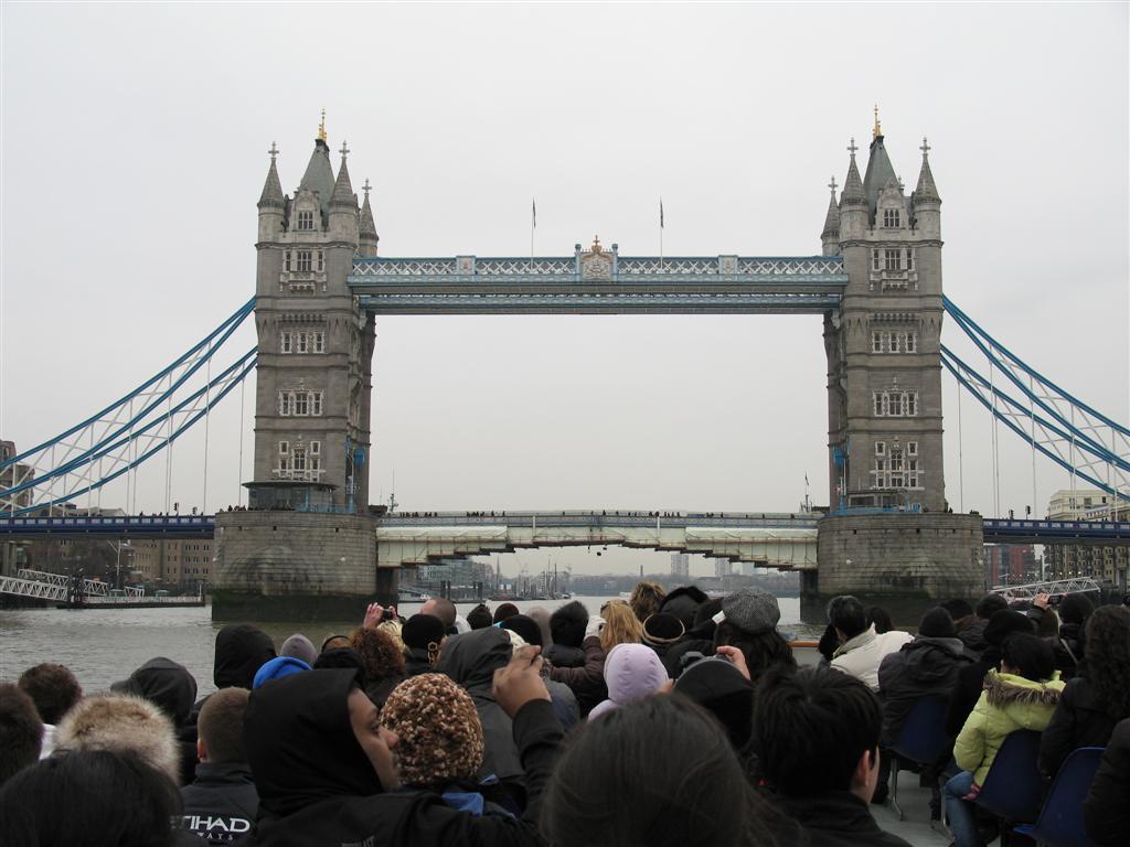 La Chacha Dot Com: London Bridge is falling down..