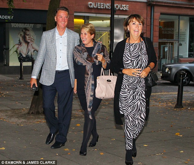 Africa Headlines : Man Utd manager Louis van Gaal's arrives to dinner