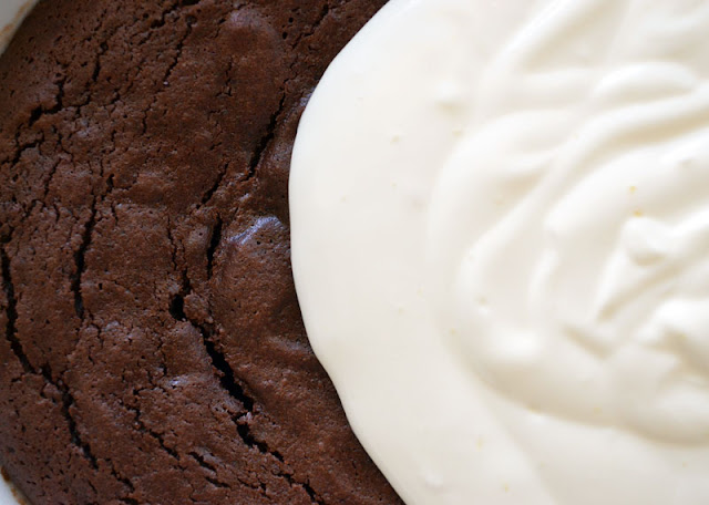 Chocolate Fudge Brownies mit Sauerrahm-Karamell-Topping (c) zuckerstaub