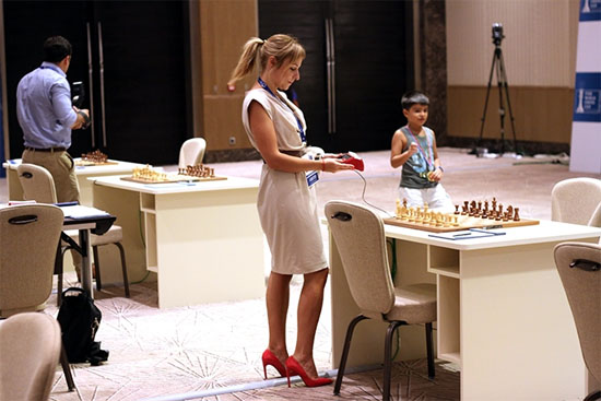 L'arbitre internationale Anastasia Sorokina règle les pendules © Chess & Strategy 